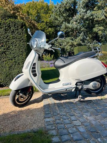 Vespa GTS 300 - 2011 - Zeer Goed Onderhouden beschikbaar voor biedingen