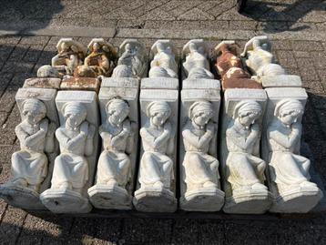 Betonnen zuiltjes, jongen of meisje. beschikbaar voor biedingen