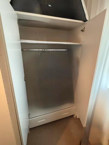 Kledingkast beschikbaar voor biedingen