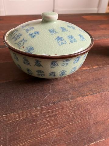 Chinees potje celadon beschikbaar voor biedingen
