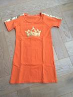 Leuk handgemaakt oranje jurkje met kroon 116/122 -erg netjes, Kinderen en Baby's, Kinderkleding | Maat 116, Meisje, Ophalen of Verzenden