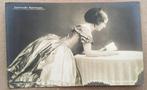 prentbriefkaart: Lezende dame Getrude Harrison, Ongelopen, Ophalen of Verzenden, 1920 tot 1940