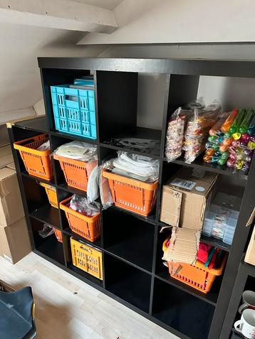 Ikea kallax kast zwart - gratis - gebruikt - min een vakje beschikbaar voor biedingen