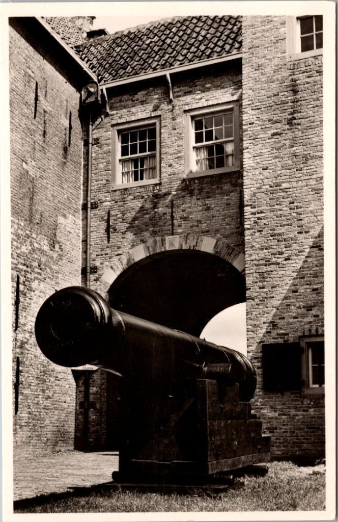 Enkhuizen - Zuiderzeemuseum Binnenzijde Ingangspoort, Verzamelen, Ansichtkaarten | Nederland, Ongelopen, Noord-Holland, 1940 tot 1960