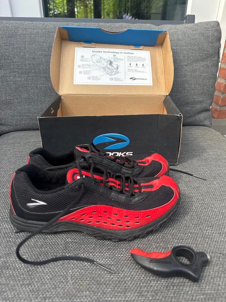 Brooks Hardloopschoenen met Spikes - Zwart/Rood, Overige merken, Ophalen of Verzenden, Zo goed als nieuw, Spikes