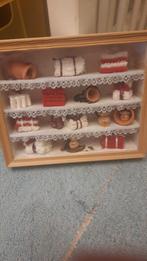 Kastje met miniobjecten., Ophalen of Verzenden