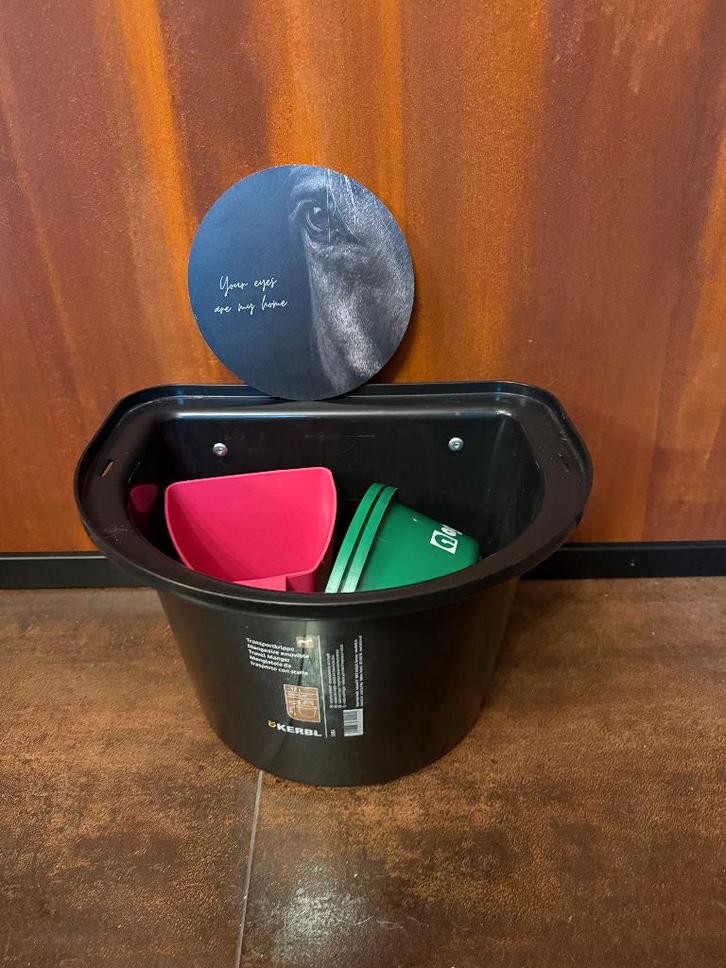 Voerbakset met toebehoren Paard en stalbordje., Dieren en Toebehoren, Paarden en Pony's | Verzorgingsproducten, Nieuw, Ophalen of Verzenden