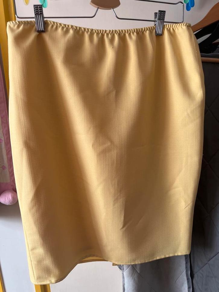 Geel damespak: blazer en rok, Kleding | Dames, Rokken, Zo goed als nieuw, Maat 38/40 (M), Geel, Boven de knie, Ophalen of Verzenden