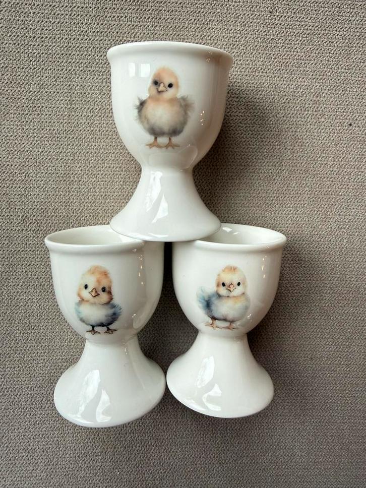 Nieuw 3 witte porseleinen eierdopjes kuikenjes, Diversen, Pasen, Nieuw, Ophalen of Verzenden