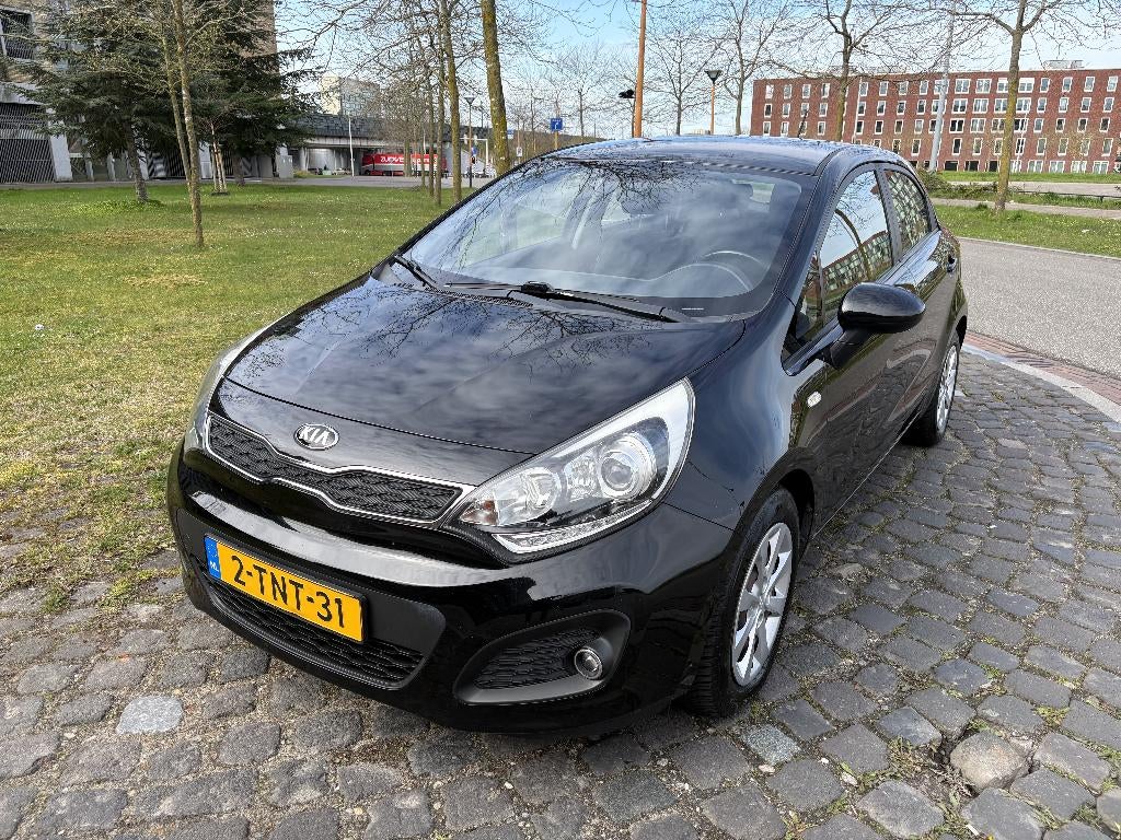 Kia Rio 1.2 CVVT BusinessLine 2014 | NIEUWE KOPPELING, Auto's, 40 €/maand, 4 cilinders, Zwart, Origineel Nederlands