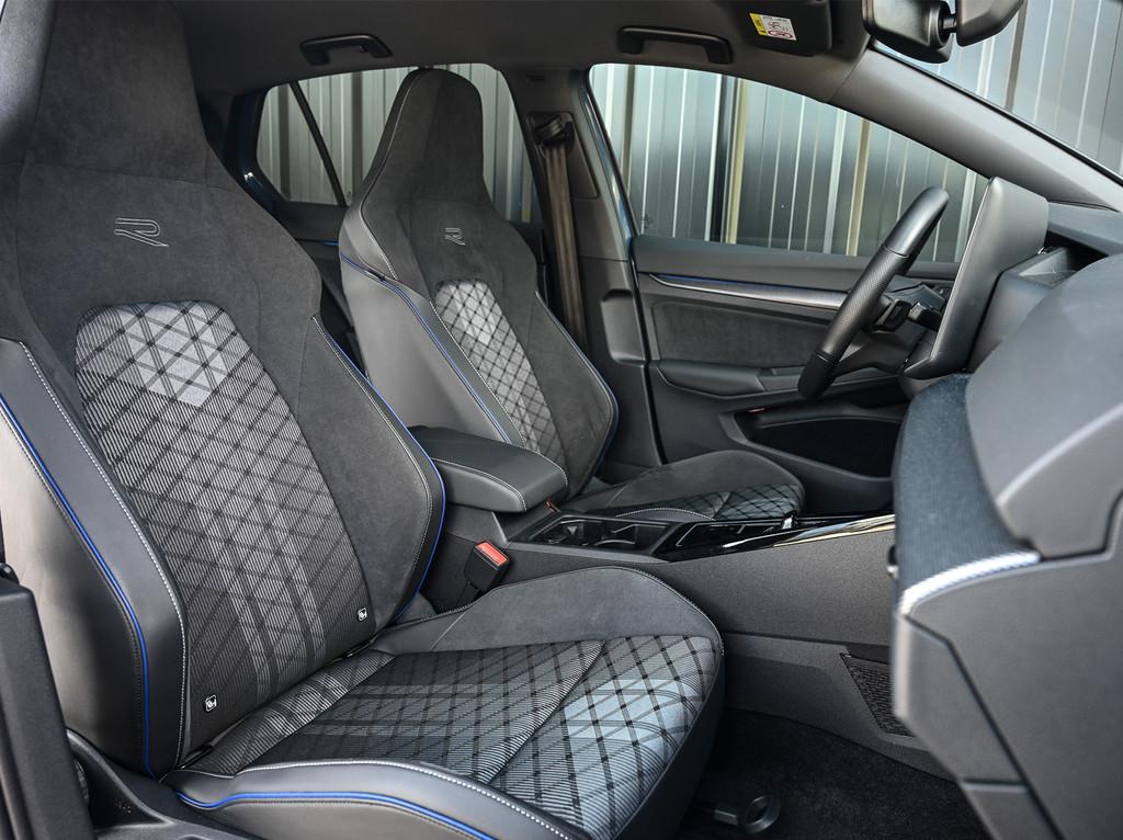 Volkswagen Golf 1.5 eTSI R-Line Edition | R-Line Seats | Cam, Auto's, 4 cilinders, Bedrijf, Geïmporteerd, 1276 kg