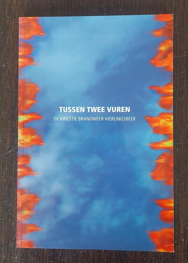 Vierlingsbeek brandweer kwestie Tussen 2 vuren, Ophalen of Verzenden, Zo goed als nieuw