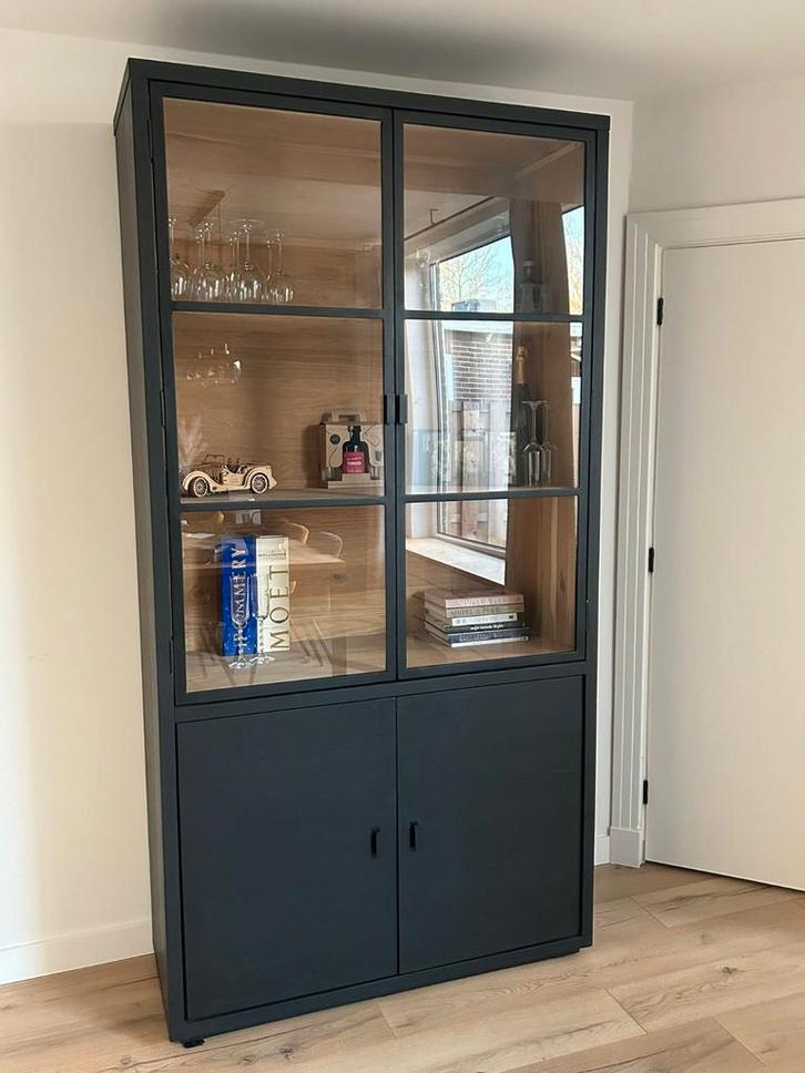 Zwarte massief eiken servieskast/buffetkast (4 jaar oud), Huis en Inrichting, Kasten | Buffetkasten, Gebruikt, 200 cm of meer