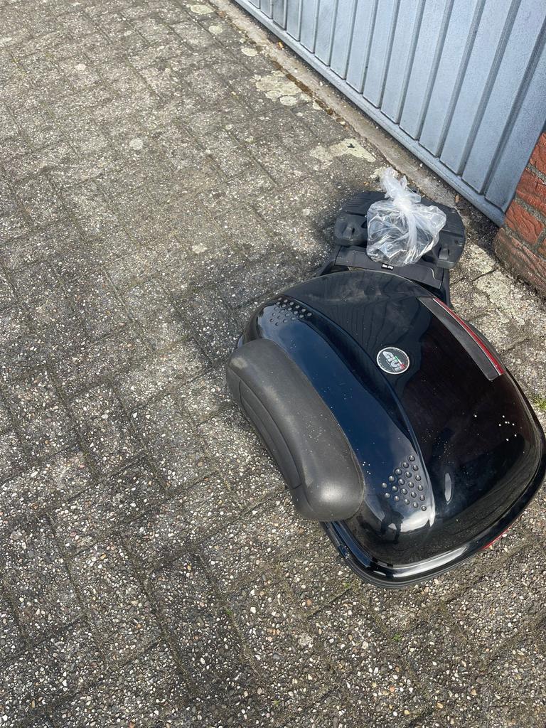Givi Monokey topkoffer met rugleuning en montageplaat, Motoren, Accessoires | Koffers en Tassen, Ophalen of Verzenden, Gebruikt