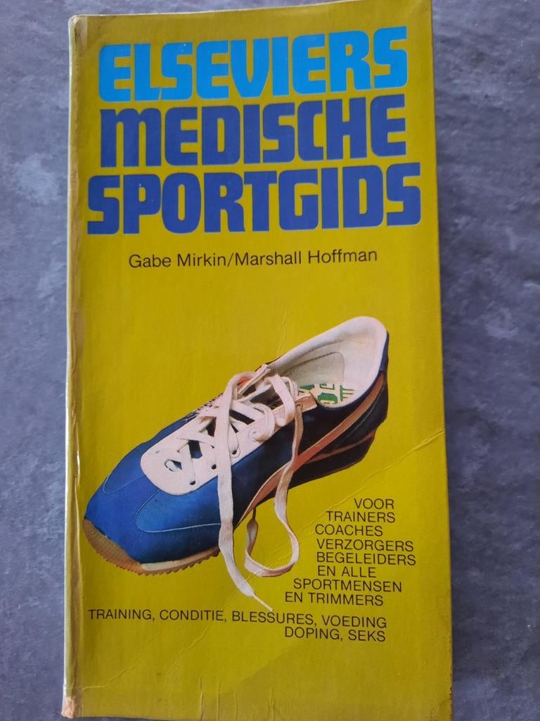 ELSEVIERS medische sportgids heel veel praktische informatie, Ophalen of Verzenden, Gelezen