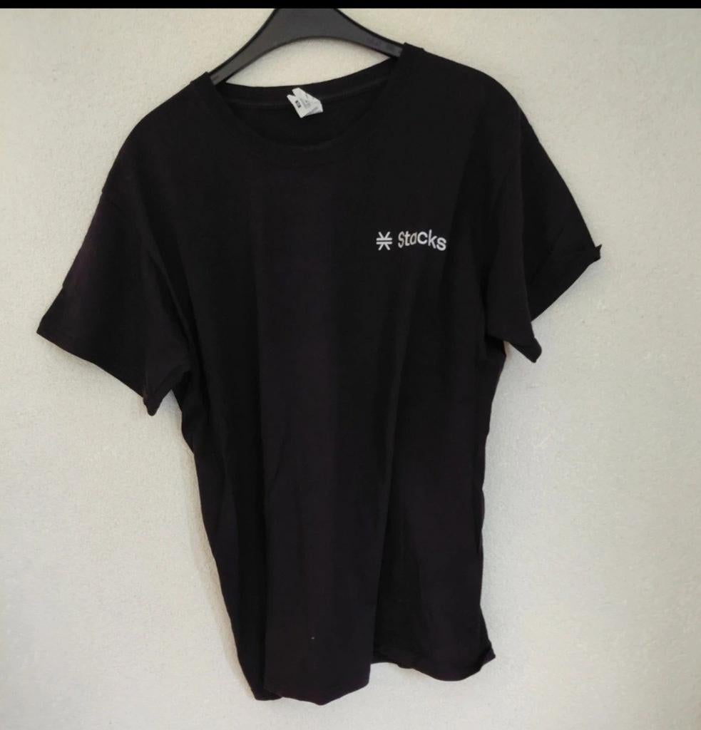 Zwart T-shirt met 'stacks' logo - Fruit of the Loom, Maat 48/50 (M), Zwart, Ophalen of Verzenden, Gedragen