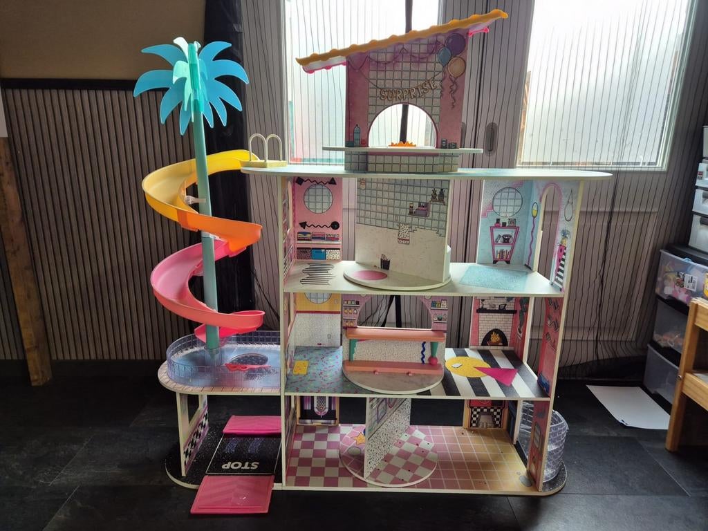 LOL Surprise poppenhuis met glijbaan en zwembad, Ophalen