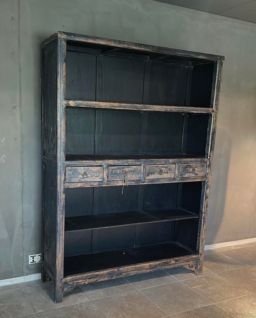 Oude wandkast met lades, Ophalen