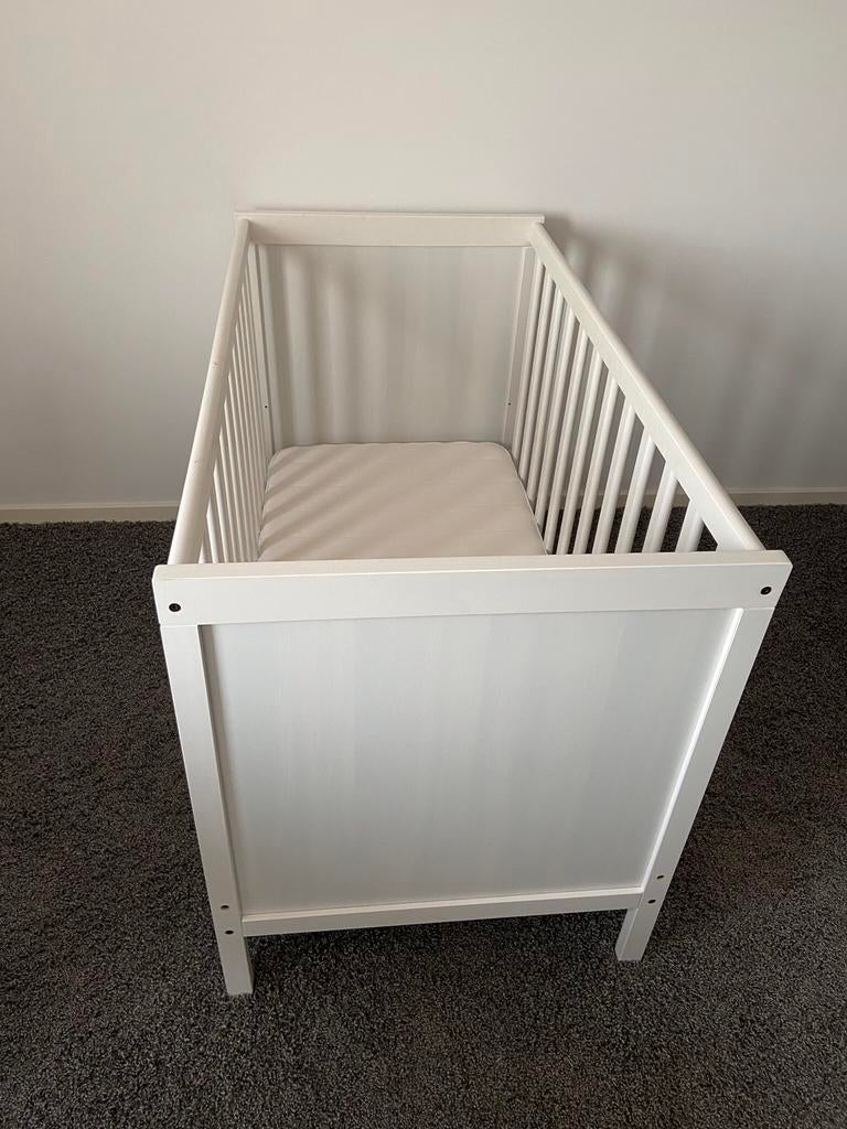 Ledikantje + accessoires, Kinderen en Baby's, Babywiegjes en Ledikanten, Ophalen, Zo goed als nieuw, Ledikant