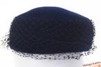 Vintage Dames cocktailhoed donker blauw vilt met voile 55 =S, Ophalen of Verzenden, Gedragen, 55 cm (S, 6⅞ inch) of minder, Hoed