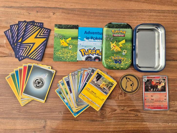 Pikachu bewaarblikje met 25 Pokemon kaarten (1 glimmend), Hobby en Vrije tijd, Verzamelkaartspellen | Pokémon, Zo goed als nieuw