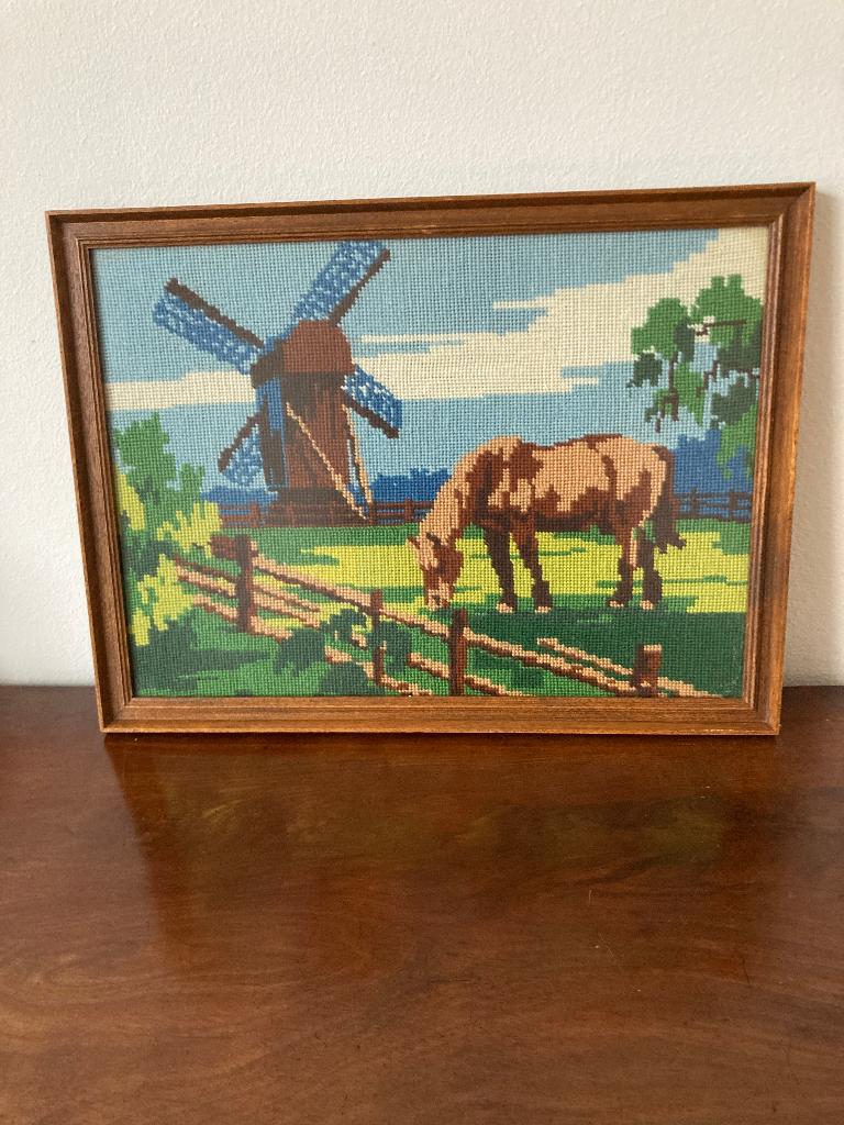 Landschap geborduurd in mooie lijst Paard in wei met molen, Minder dan 50 cm, Ophalen of Verzenden, Zo goed als nieuw, Schilderij