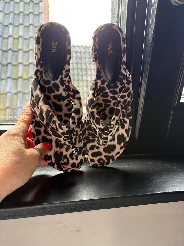 Zara slippers panterprint - Maat 37 - Zo goed als nieuw, Ophalen of Verzenden, Zo goed als nieuw, Overige kleuren, Slippers
