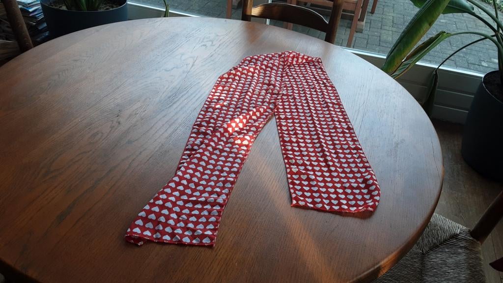 Rode sjaal met witte hartjes, Ophalen of Verzenden, Gedragen, Maat 38/40 (M), Sjaal