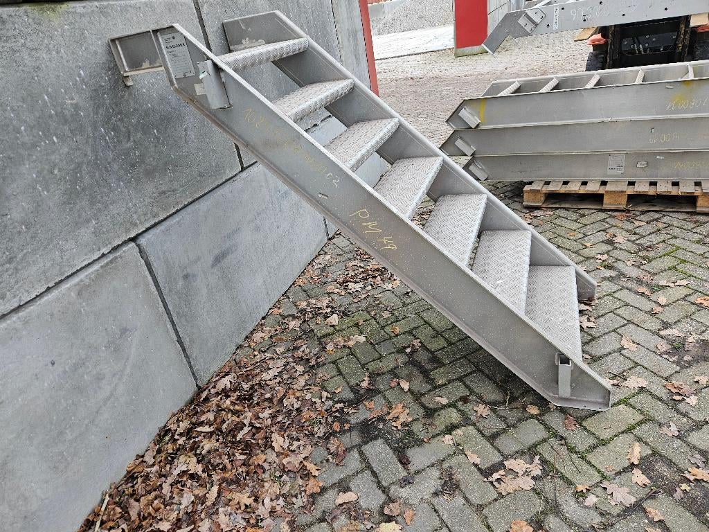 3 x Aluminium trap Hoog 1.37, Ophalen, Zo goed als nieuw, Minder dan 2 meter