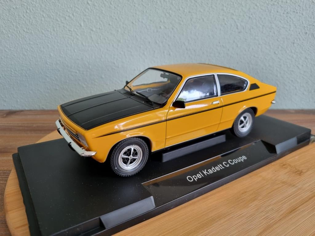 MCG Opel Kadett C Coupe SR Geel 1:18 Nieuw in doos!, Overige merken, C, Nieuw, Ophalen of Verzenden