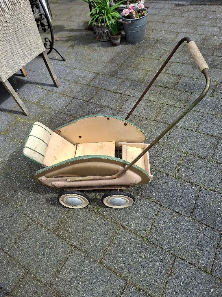 Brocante poppenwagens, Ophalen