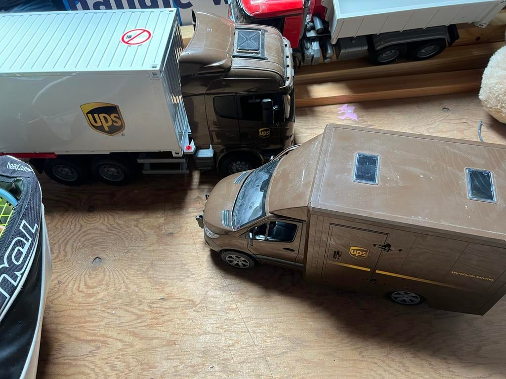 Scania vrachtwagen en UPS bus met poppetje en pallets, Kinderen en Baby's, Speelgoed | Speelgoedvoertuigen, Ophalen, Gebruikt