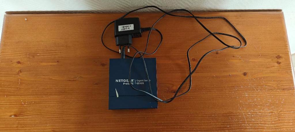 Netgear Gigabit Switch 100/10, Computers en Software, Netwerk switches, Ophalen of Verzenden, Gebruikt