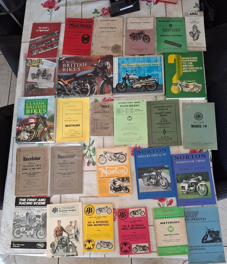 100 +Engelse motorboeken Norton AJS Matchles BSA Triumph etc, Ophalen of Verzenden, Overige merken