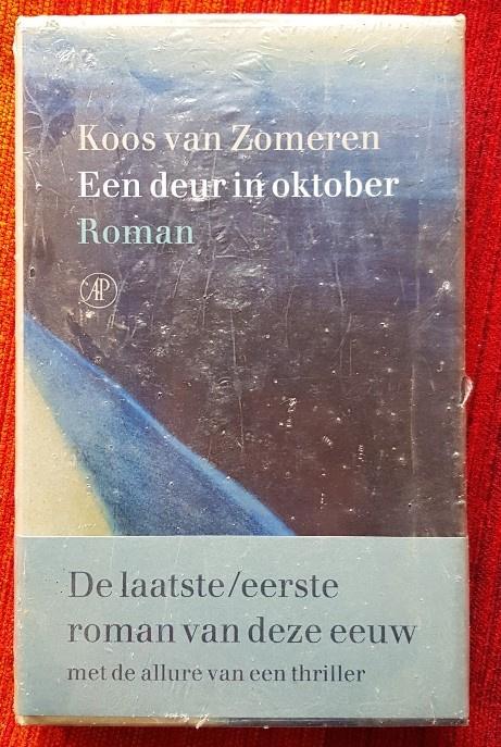 Een deur in oktober - Koos van Zomeren - NIEUW in plastic, Ophalen of Verzenden, Nieuw, Koos van Zomeren, Nederland