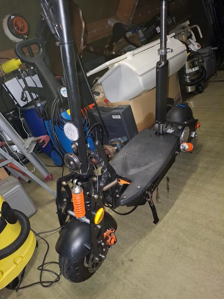 Elektrische step met lithium accu  en oplader met kenteken, Fietsen en Brommers, Ophalen of Verzenden, Gebruikt, Elektrische step (E-scooter)