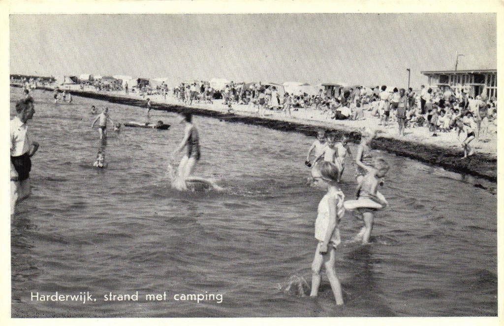 Harderwijk, strand met camping - volk - ongelopen, Ophalen of Verzenden, Voor 1920, Ongelopen, Gelderland