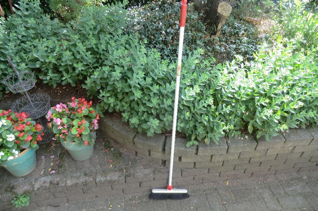 veger, Ophalen, Bezem of Borstel