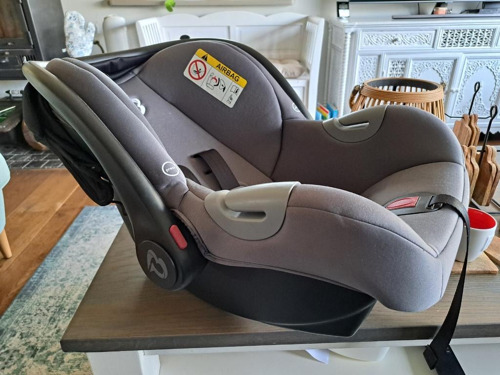 Titanium Baby Maxi-Cosi met zonnescherm en Isofix base, Ophalen, Zo goed als nieuw, Isofix, 0 t/m 13 kg