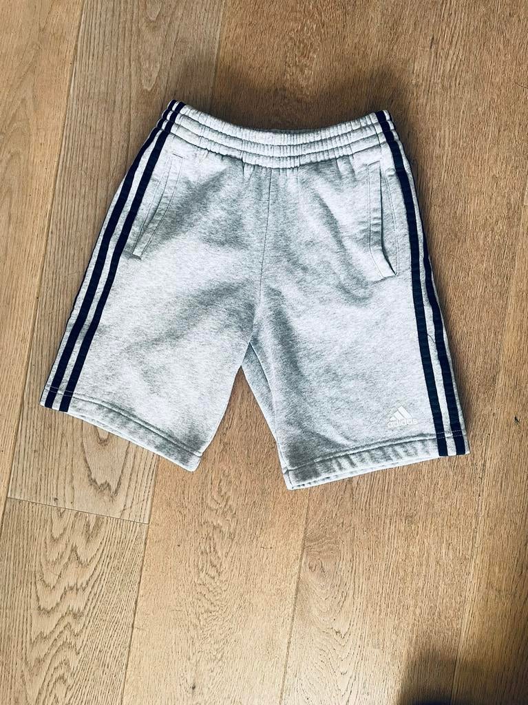 Adidas joggingbroekje mast 140, Ophalen of Verzenden, Zo goed als nieuw, Jongen of Meisje, Sport- of Zwemkleding