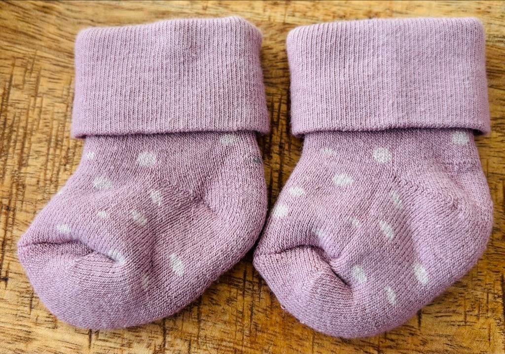 Ongebruikte paarse newbornsokjes met stippen, Ophalen, Nieuw, Jongen of Meisje