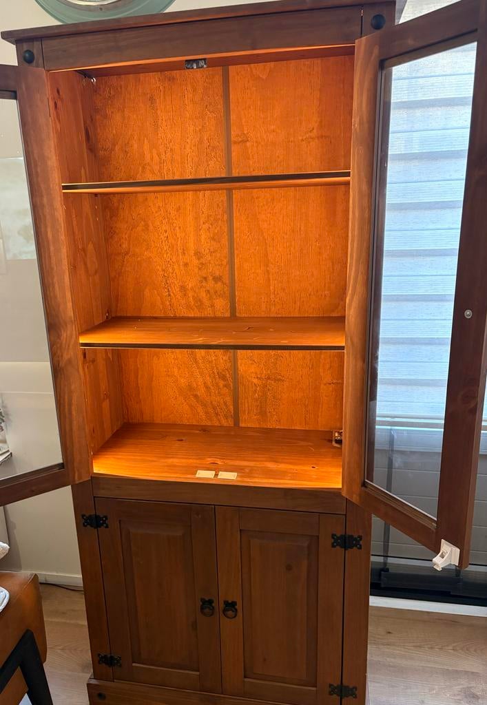 Vitrinekast kleurbeits teak met dimbare ledstrip, Huis en Inrichting, Kasten | Vitrinekasten, Ophalen, Gebruikt, 50 tot 100 cm