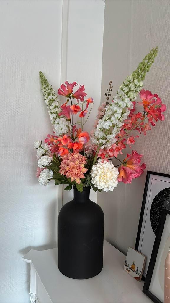 Zwarte vaas met kunstbloemen, Huis en Inrichting, Woonaccessoires | Kunstplanten en Kunstbloemen, Nieuw, Ophalen