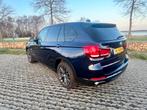 NL auto+ NAP, BMW X5 Xdrive 40E Plug-in Hybr Aut8 2015 Blauw, Auto's, BMW, 4 cilinders, Blauw, Vierwielaandrijving, 147 €/maand