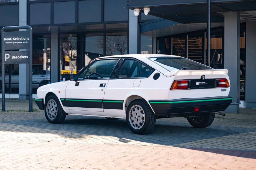 Alfa Romeo Sprint 1.5 QV (bj 1986), Auto's, Oldtimers, Stof, Zwart, Overige kleuren, 4 stoelen
