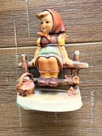 Vintage Goebel Hummel beeldje Meisje op hek 1939, Ophalen of Verzenden, Gebruikt, Hummel