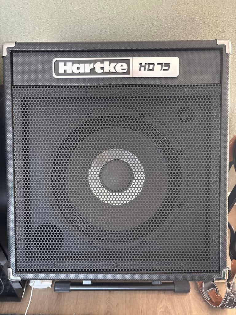 Hartke HD 75 basversterker met standaard, Muziek en Instrumenten, Versterkers | Bas en Gitaar, Ophalen, Zo goed als nieuw, Basgitaar
