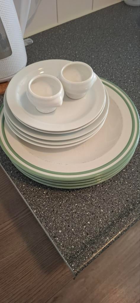 Servies: Borden, gebaksschotels en eierdopjes, Ophalen, Keramiek, Zo goed als nieuw, Effen