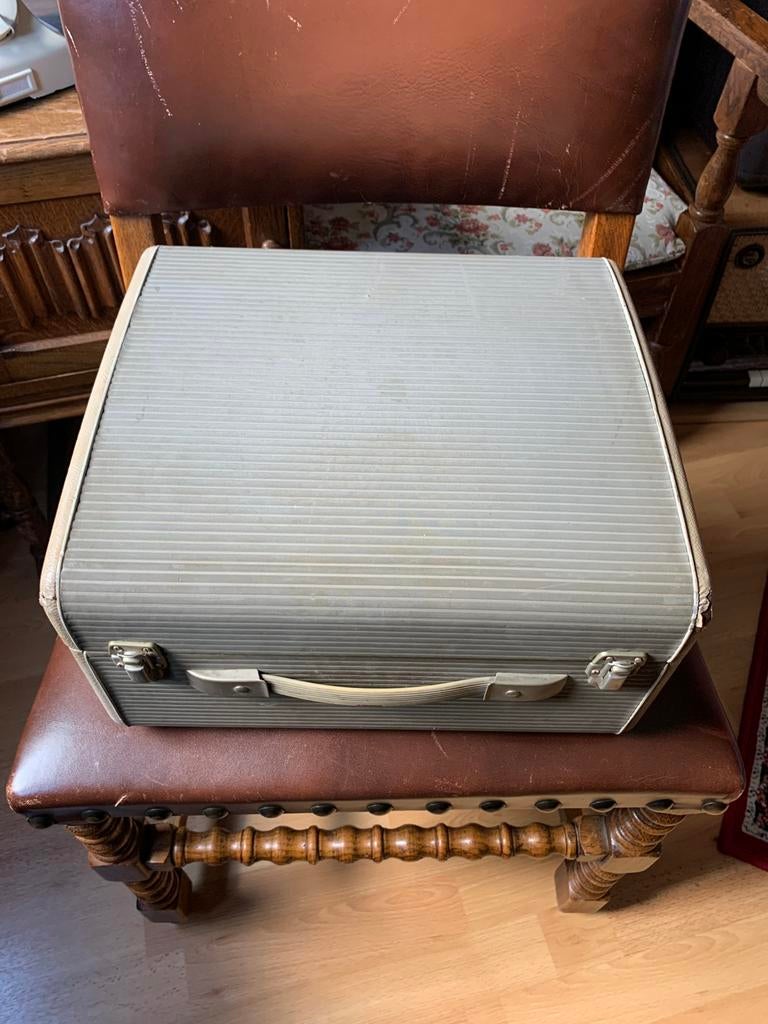 Voor de hobbyist, oude Philips bandrecorder, Ophalen, Defecte bandrecorder, Met stofkap