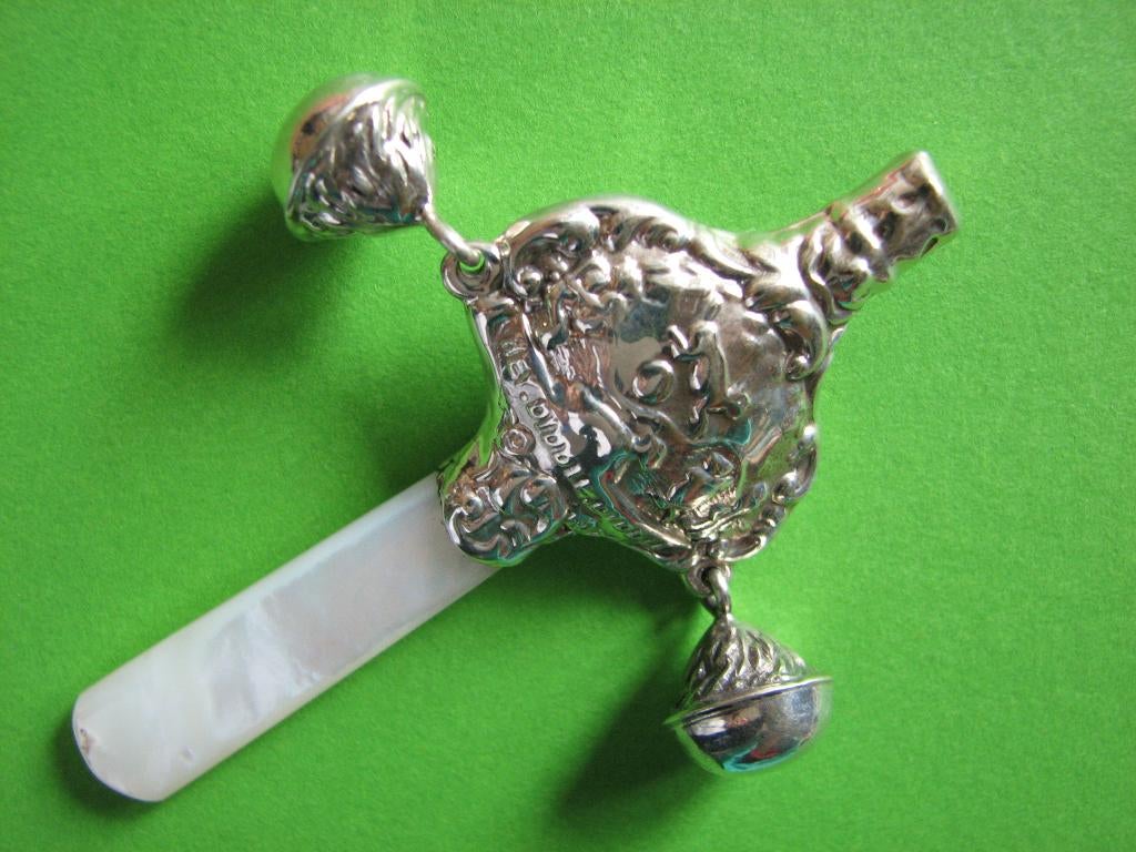 Mooie Zilveren Rammelaar met Poesje en 2 belletjes, Verzenden, Zilver